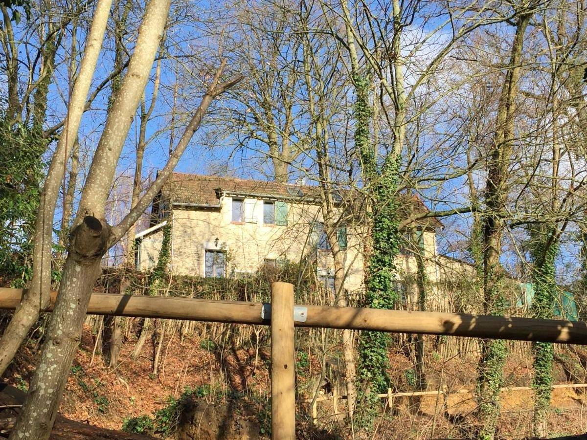 Appartement entier, Studio with Terrace in Jouy-en-Josas, Yvelines