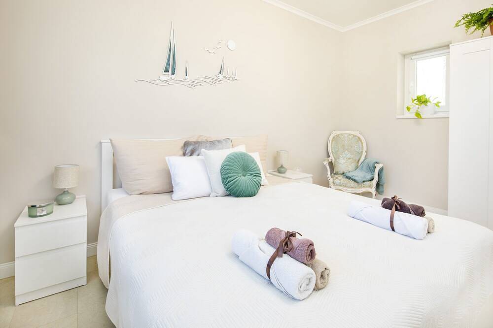 Ganze Wohnung, Elegant and cosy private house with garden close to lake Balaton. in Balatonakali, Balatonfüredi járás