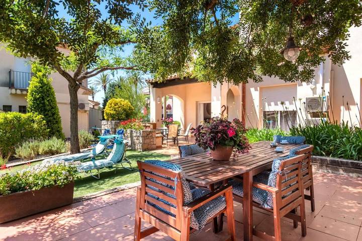 Location de vacances pour 5 personnes, avec jardin et bassin pour enfant ainsi que vue et piscine dans Bonmont Terres Noves - 2