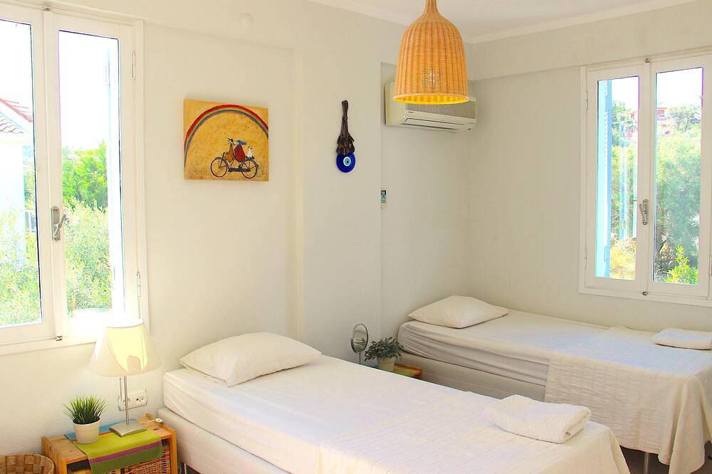 Charming 3-bedroom Villa & Private Pool in Tranquil Olive Tree Garden in Cesme, Türkische Ägäis