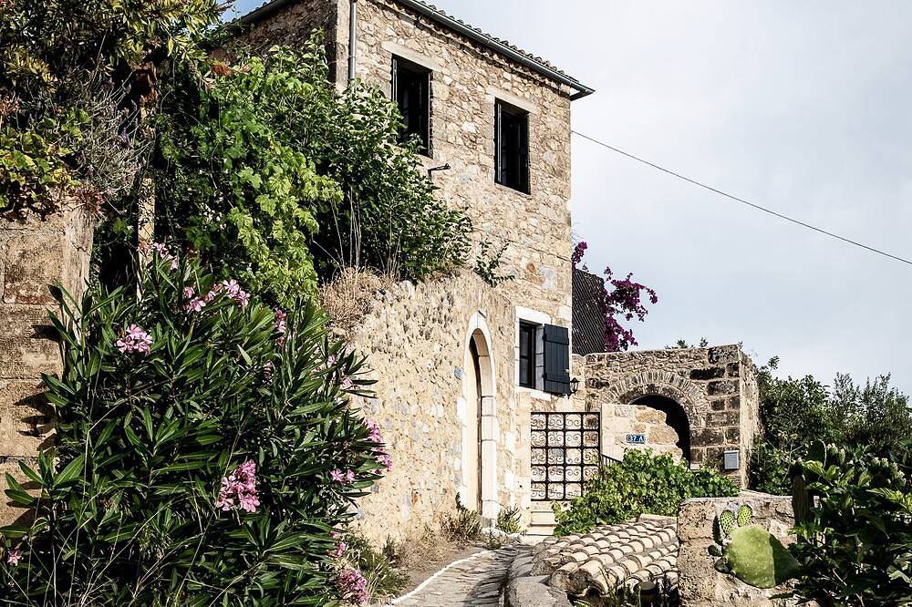 Die Olivenbaumresidenz - Ein einzigartiges Turmhaus-Erlebnis in Stoupa, Messenien