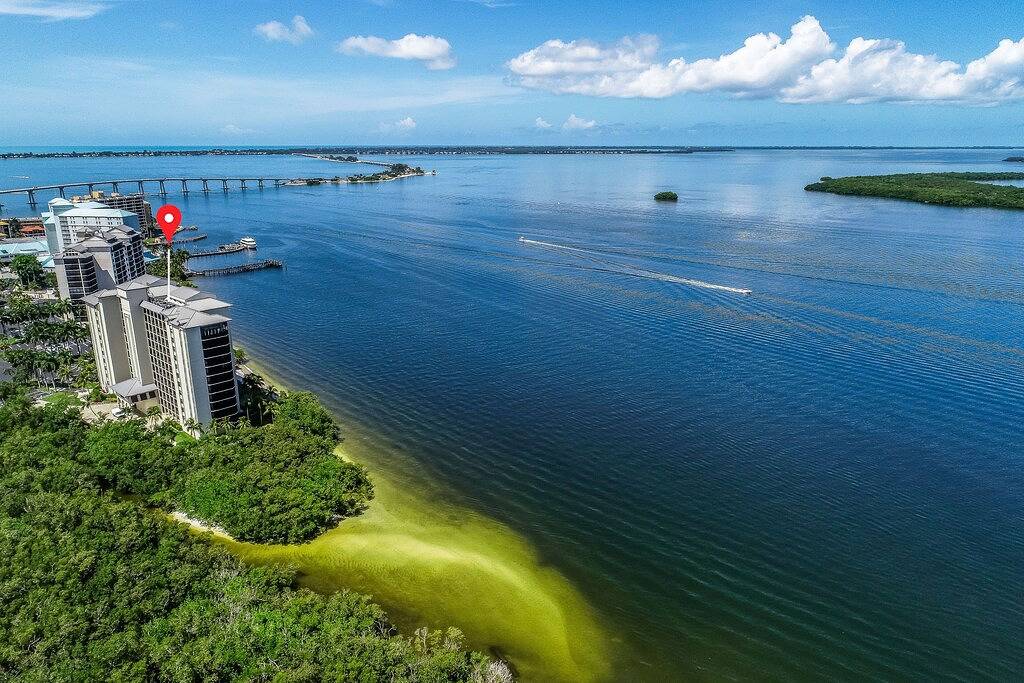 Ganze Wohnung, Bayfront escape with beach access, and panoramic coastal views in Punta Rassa, Southwest Florida