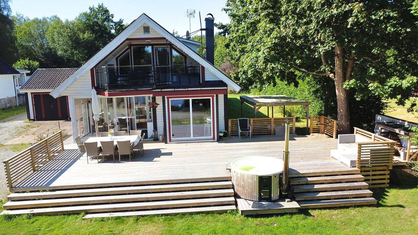 Villa Seeblick – Exklusives Ferienhaus am See Sidlången mit Hot Tub & Sauna in Emmaboda und Umgebung