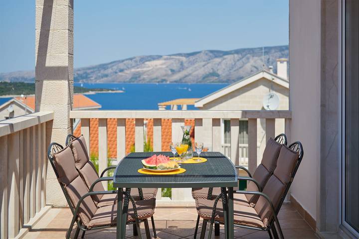 Villa pour 10 personnes, avec balcon/terrasse ainsi que terrasse et piscine à Stari Grad