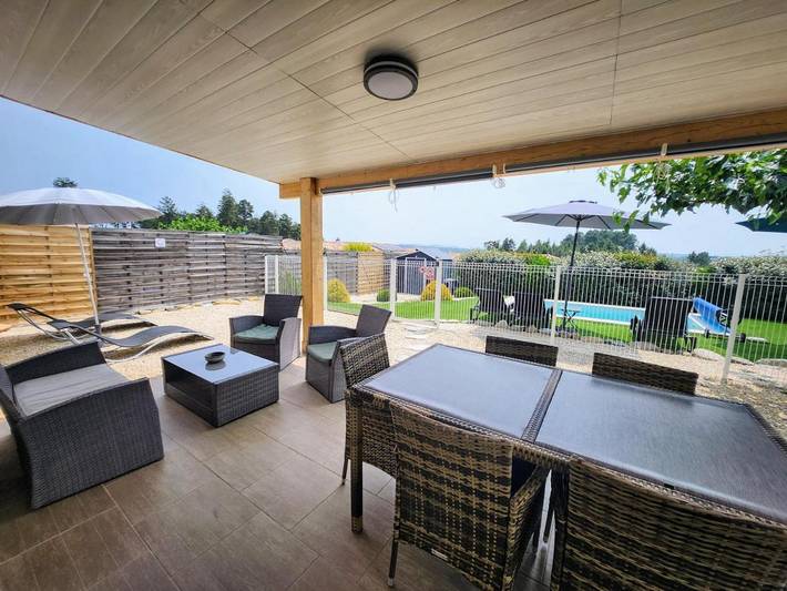 Location de vacances pour 6 personnes, avec vue ainsi que piscine et jardin, animaux acceptés à Joyeuse