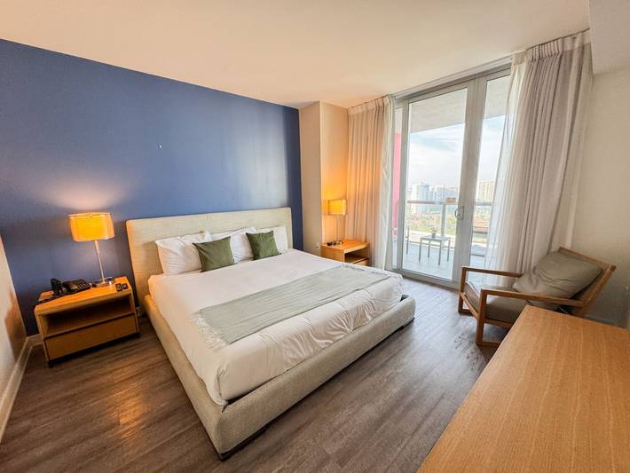 Vacation rental for 2 people, with pool and balcony in Hallandale Beach