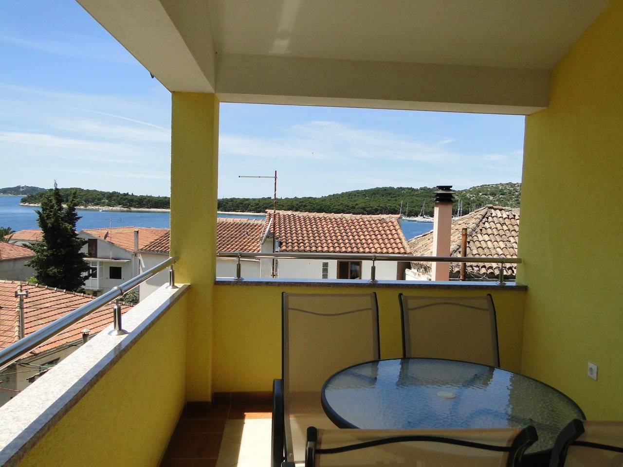 Appartement entier, Wohnung "Niva 2" mit Blick auf das Wasser in Rogoznica, Šibenik-Knin