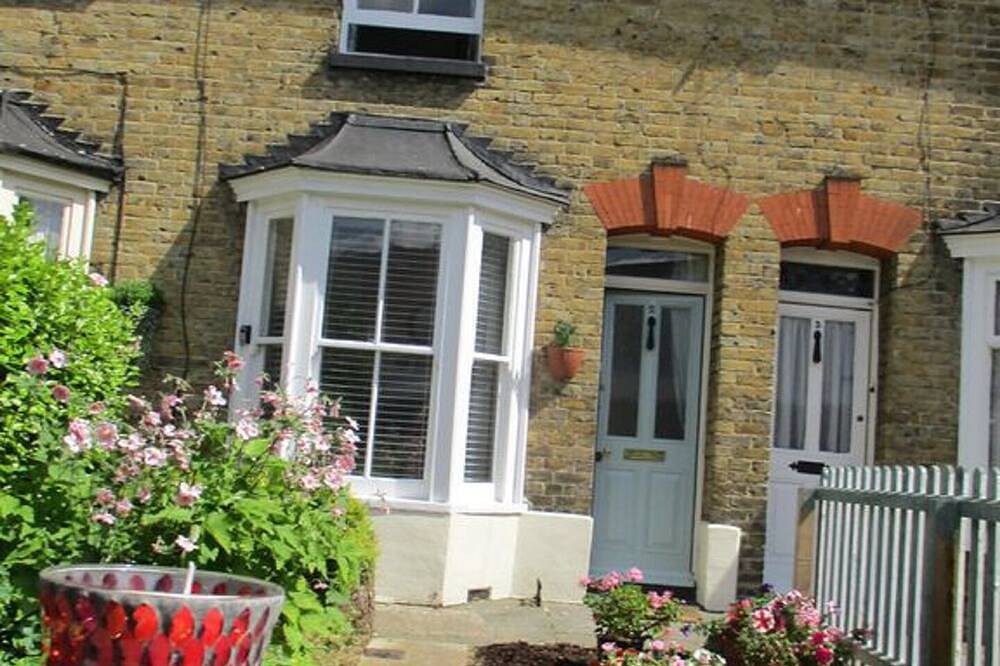 Charming 2 bed cottage in the heart of Canterbury with parking nearby in Kent