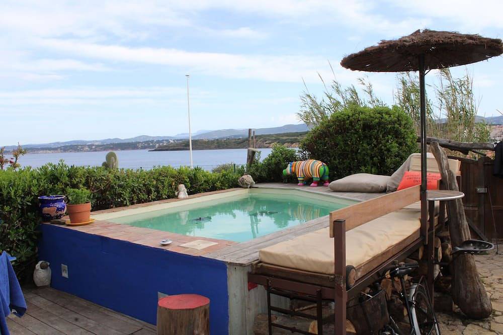 Villa Pieds Dans L'Eau Avec Piscine Acces Direct Plage De Sable in Six-Fours-les-Plages, Côte méditerranéenne (France)