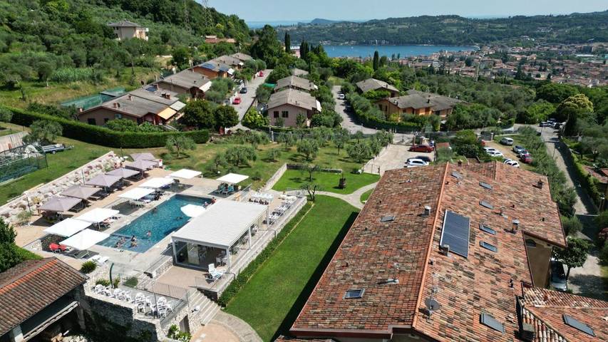Hotel per 3 persone, con piscina e giardino nonché vista lago e panorama in Salò