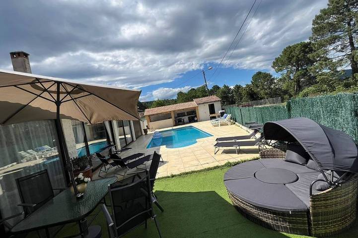 Location de vacances pour 14 personnes, avec jardin, animaux acceptés à Molières-sur-Cèze