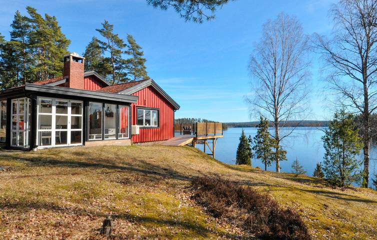 Ferienhaus für 9 Personen, mit Terrasse und Garten sowie Seeblick in Mittelschweden