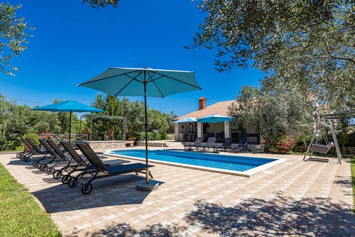 Villa pour 10 personnes, avec terrasse ainsi que piscine et jardin à Kavran - 3