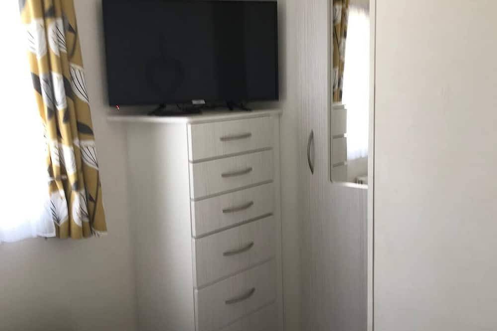 8 Berth Caravan with Veranda - pets allowed in Camber Sands, Camber
