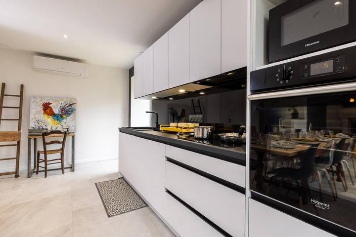 Location de vacances pour 14 personnes, avec bassin pour enfant et piscine ainsi que vue et jardin dans Le Bas Ségala - 4