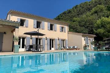 Location de vacances pour 12 personnes, avec jardin et terrasse à Séguret