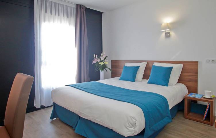 Résidence Paris Rueil Chambre double in Rueil-Malmaison, Altos del Sena