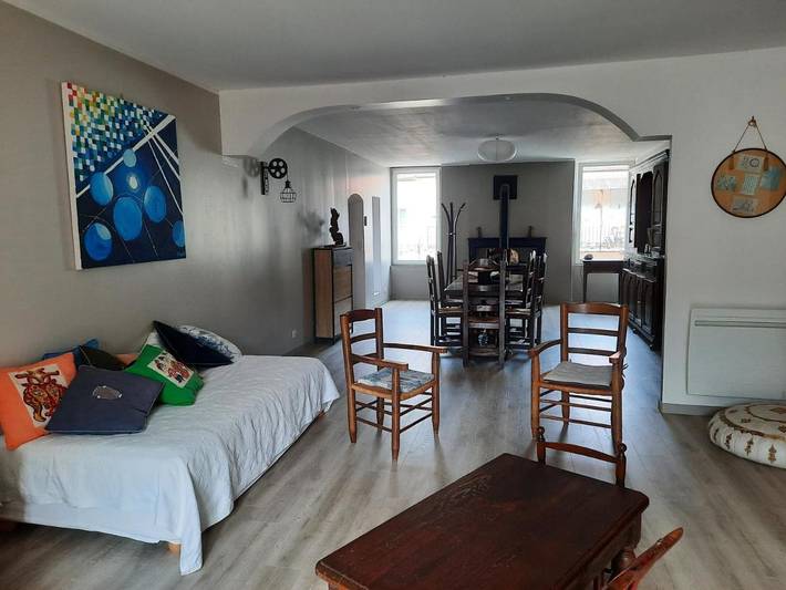 Location de vacances pour 6 personnes, avec terrasse à Vaux-en-Beaujolais