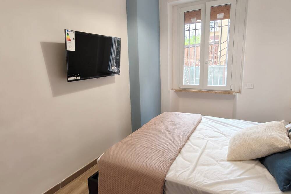Entire apartment, Renovated apartment with garden 20 steps from the sea and 200mt from the center. in Ladispoli, Rome Province