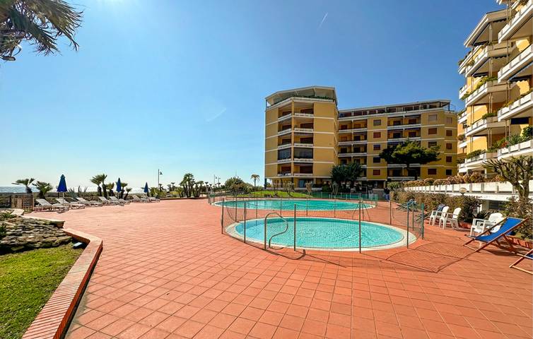 Gîte pour 6 personnes, avec terrasse et piscine, animaux acceptés à San Lorenzo al Mare - 3