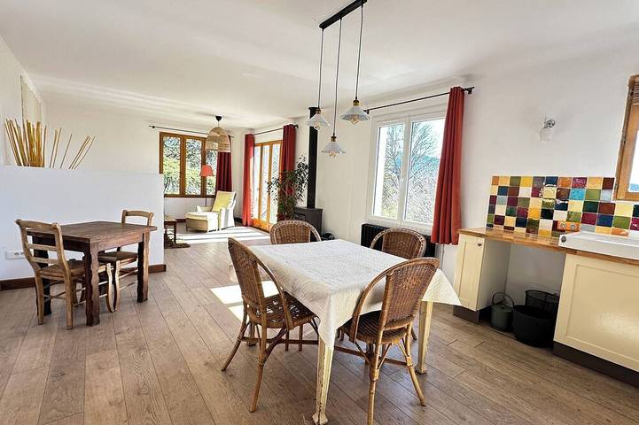 Gîte pour 6 personnes, avec Balcon ainsi que Jacuzzi et Jardin à Saint-Jurs