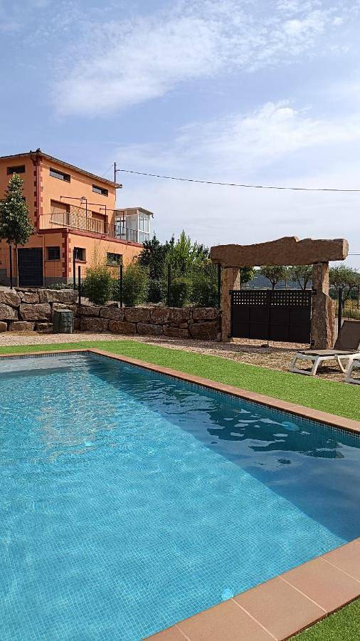 Casa rural para 11 personas, con vistas y jardín además de piscina y balcón, Familias con niños en Cardona 