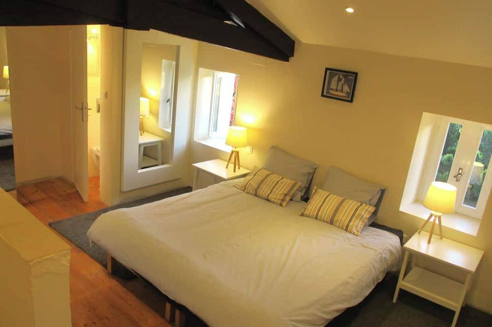 Entire apartment, 100% quiet in Uzès! Swimming-pool 12X8m, 60m²+private terrace, big garden, Wifi in Uzès, Nimes region