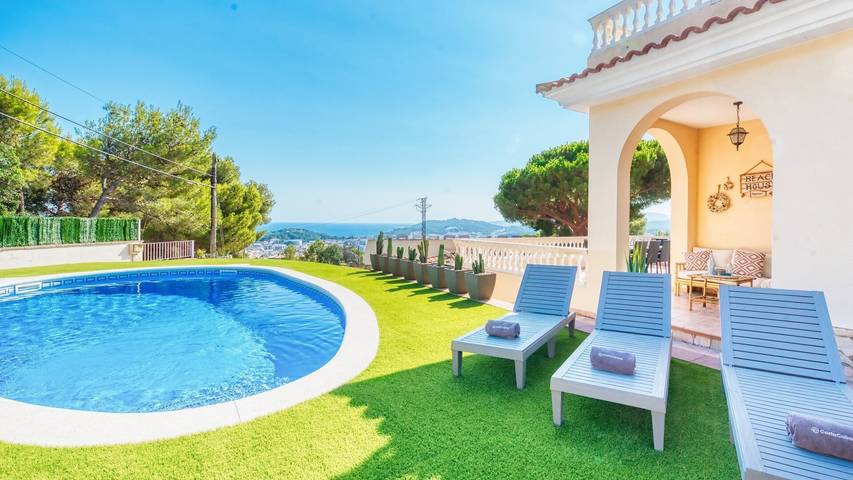 Villa 'Costacabana - Ibiza' con vistas al mar, piscina privada y Wi-Fi in Roca Grossa, Lloret de Mar