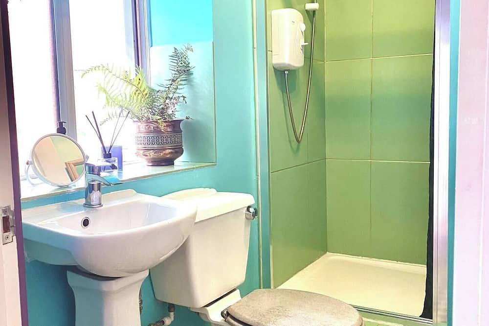 Private whimsical cabin in centre of Glastonbury with secluded fairy garden in Glastonbury, Somerset