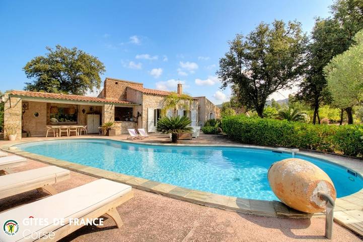 Gîte pour 6 personnes, avec Jacuzzi et Terrasse ainsi que Jardin et Piscine