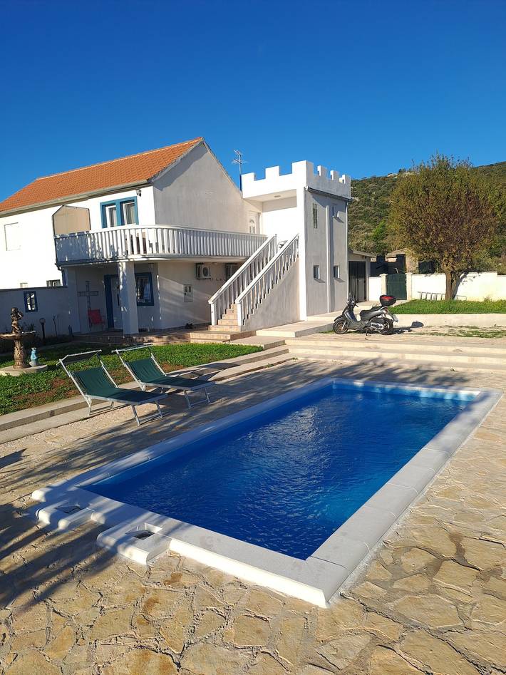 Dom dla 6 osób, z balkon/ taras i basen, zwierzęta dozwolone w Tisno