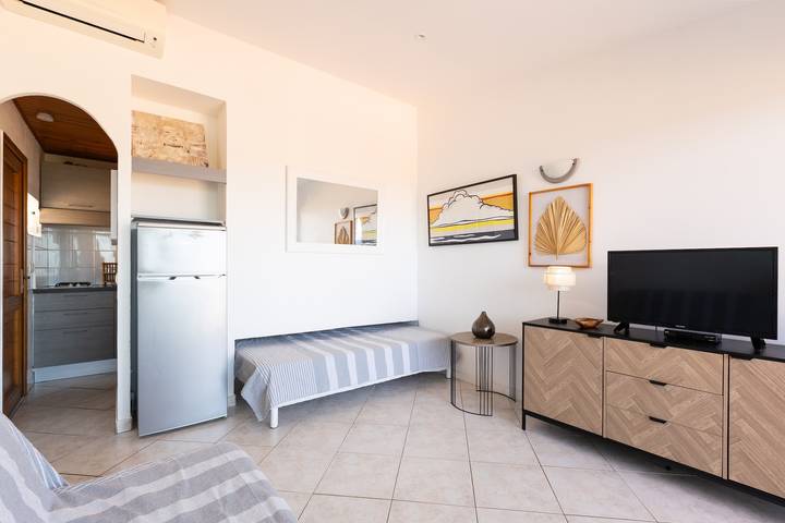 Monolocale intero, Studio 26m² “Marina di Sant Ambroggio” con vista mare, terrazza, Wi-Fi e aria condizionata in Sant Ambroggio, Lumio
