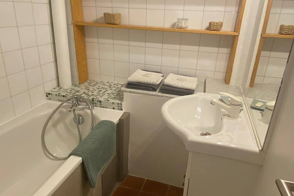 Entire apartment, Studio with balcony overlooking courtyard in Aix-en-Provence, Aix-en-Provence region