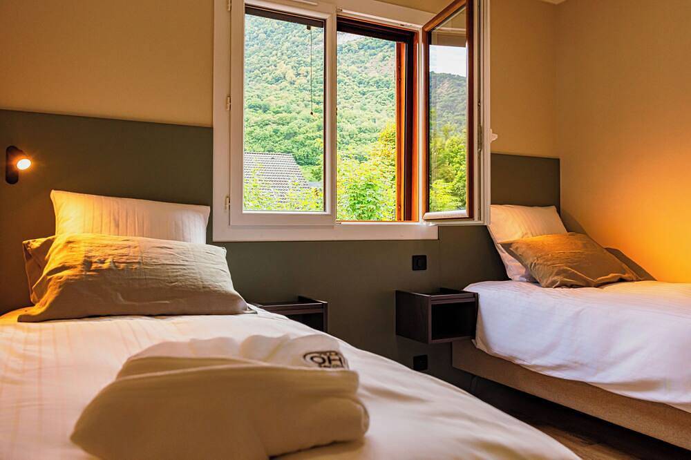 Spacieuse villa avec jardin et parking au calme, proche Chambéry in Challes-les-Eaux, Région de Chambéry