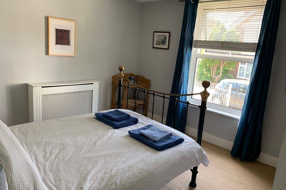 Two minutes from beach. Cosy pet-friendly cottage in cool location with garden. in Whitstable, Kent