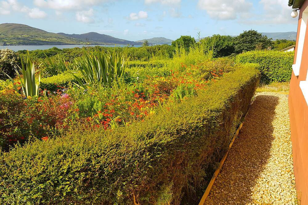 Stunning Sea views 3 bed bungalow - 5 mins from beach! in County Cork