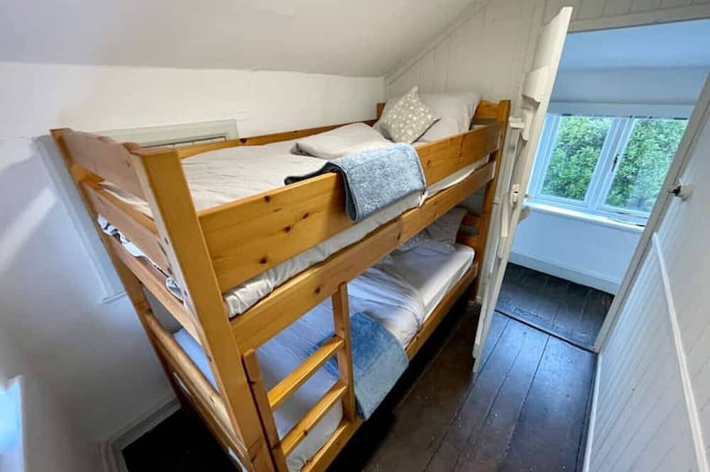 Cosy Coastal 2-Bedroom Cottage with Hot Tub & Log Burner in Mersea Island, Colchester