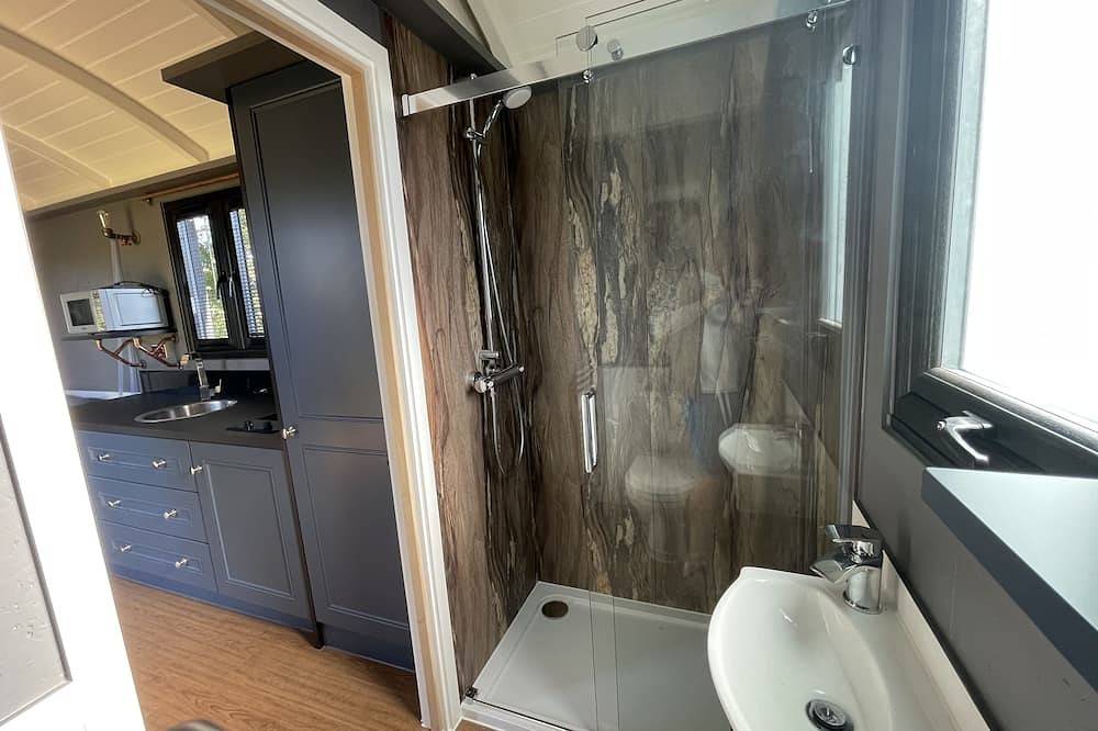 Luxury Shepherds hut overlooking stunning lake in Hillingdon (borough), Londen