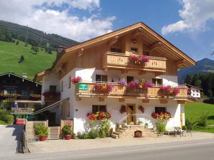 Pension voor 3 personen, with Balkon and Terras as well as Uitzicht in Gerlos