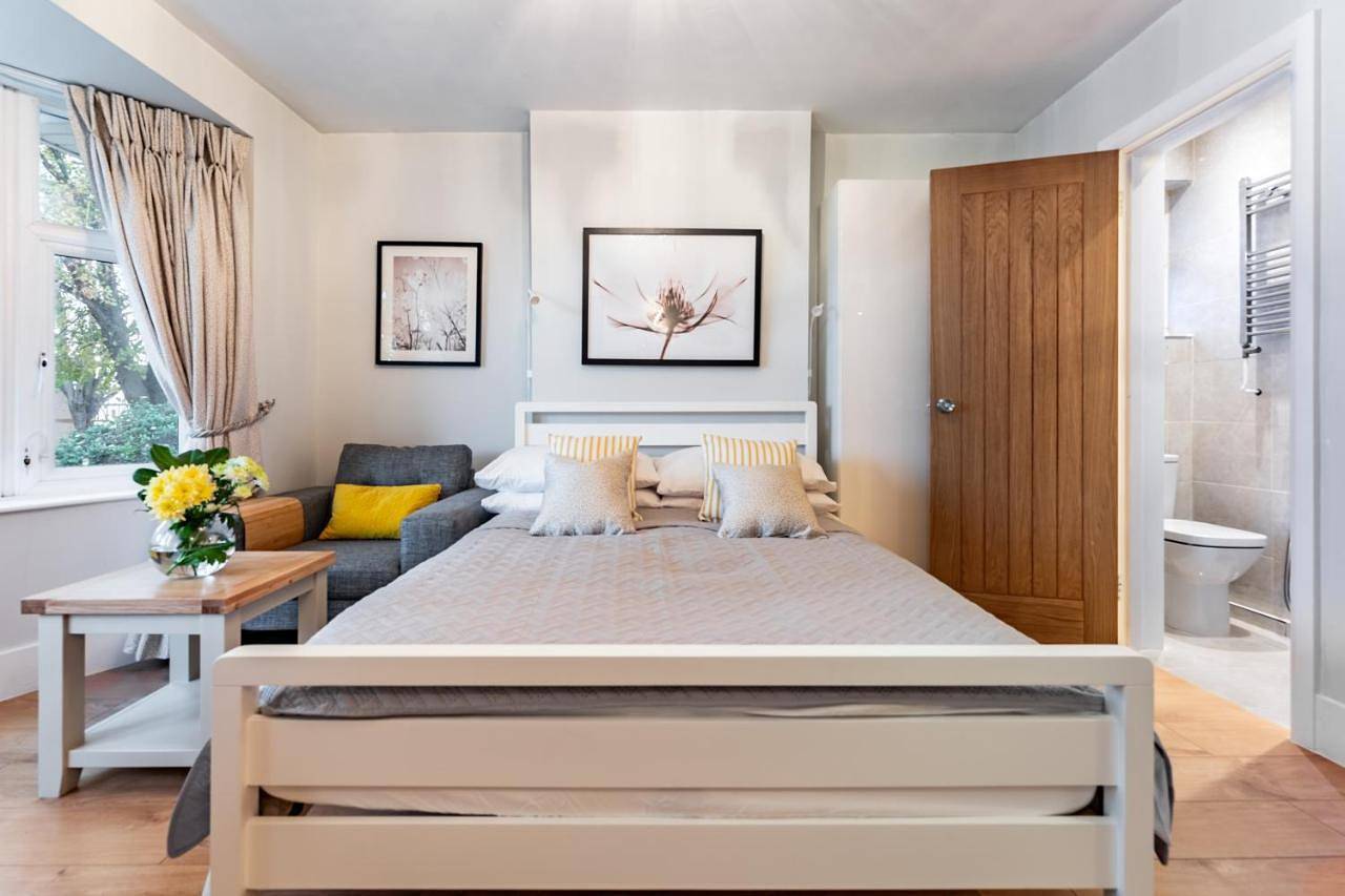 Charm Double En-suite Bedroom 3 in Oxford, Oxfordshire