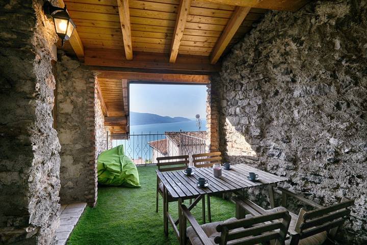 Vakantiewoning voor 4 personen, with Balkon and Tuin as well as Uitzicht op het meer in Tignale