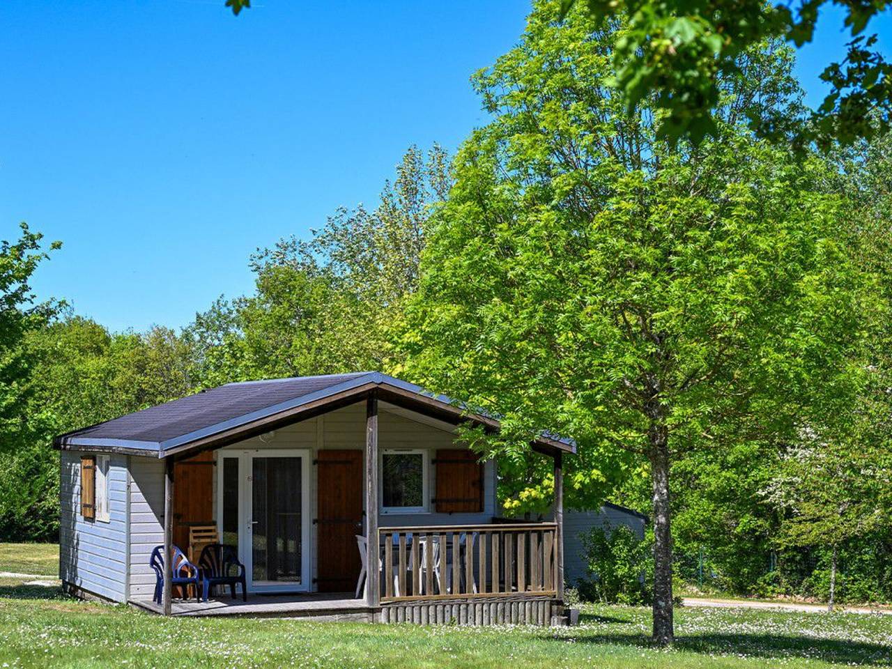 Cozy Chalet for 4 with Terrace in Chemillé-sur-Indrois, Loches region