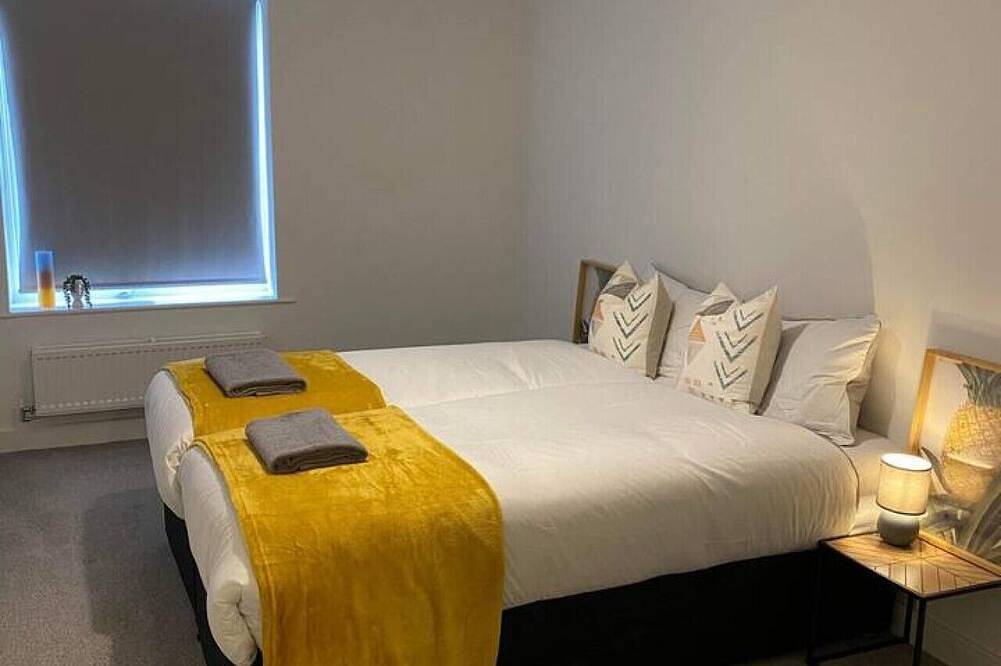 Entire apartment, 2 Bed Apartment Free Parking Close to Gatwick in Crawley, West Sussex