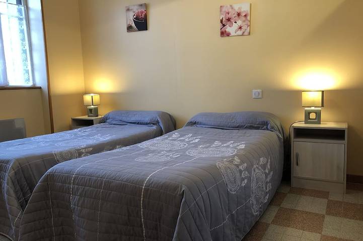 Country house in quiet cul-de-sac, with beautiful view of the Morvan, single storey in Saint-Germain-des-Champs, Naturpark Morvan