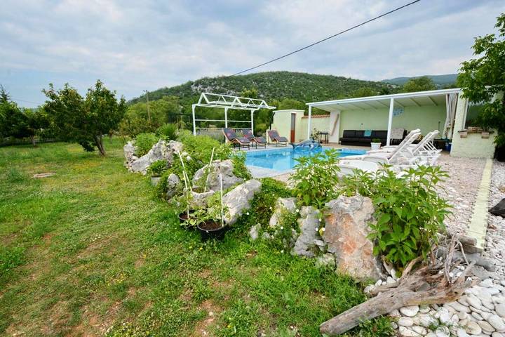 Villa pour 7 personnes, avec piscine ainsi que vue et jardin, animaux acceptés à Sinj - 2