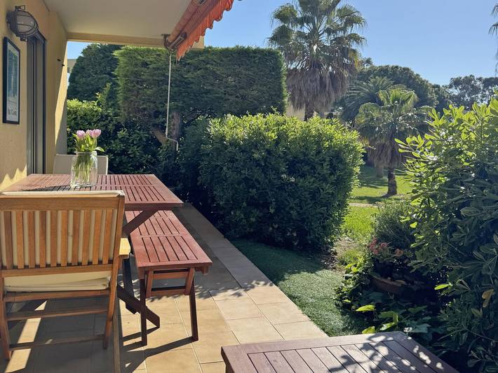 Entire apartment, Luxury apartment on the G.F with communal pool in Antibes, Mediterranean Coast (France)