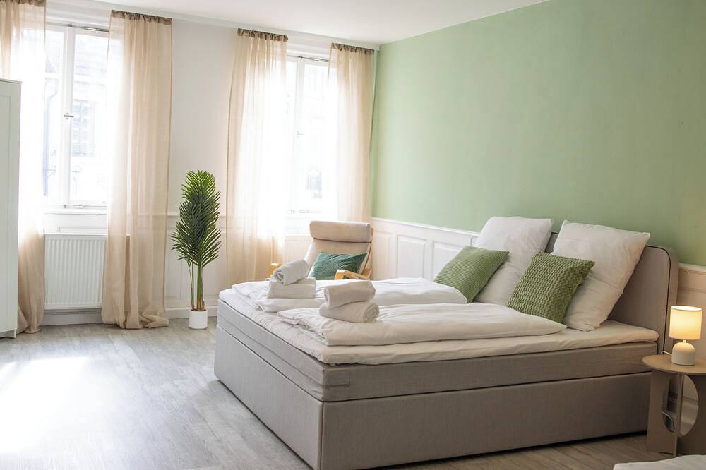 Ganze Wohnung, 140 qm Wohnung für 6-10 Personen, großer Wohn-/Essbereich & Garage, Zentrum in Gernsbach, Nordschwarzwald
