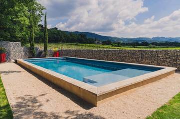 Cottage pour 2 personnes, avec jardin ainsi que vue et piscine à Séguret