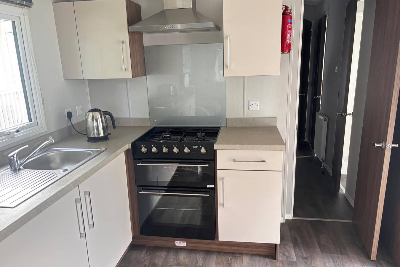 Cabin Sleeps 8 - Free Parking, Patio, Pool in Poole, Poole Harbour