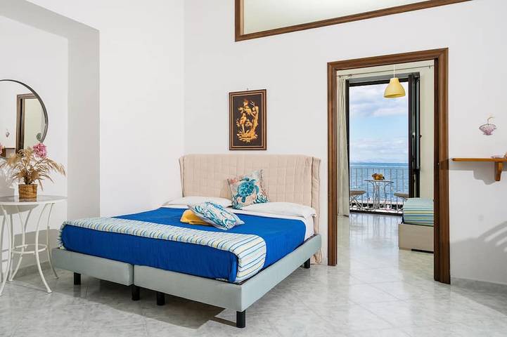 Appartamento intero, Appartamento mozzafiato sul mare di Sorrento, 1 Bedroom sea view beach apartment in Sorrento for up ... in Sorrento, Sorrento Coast